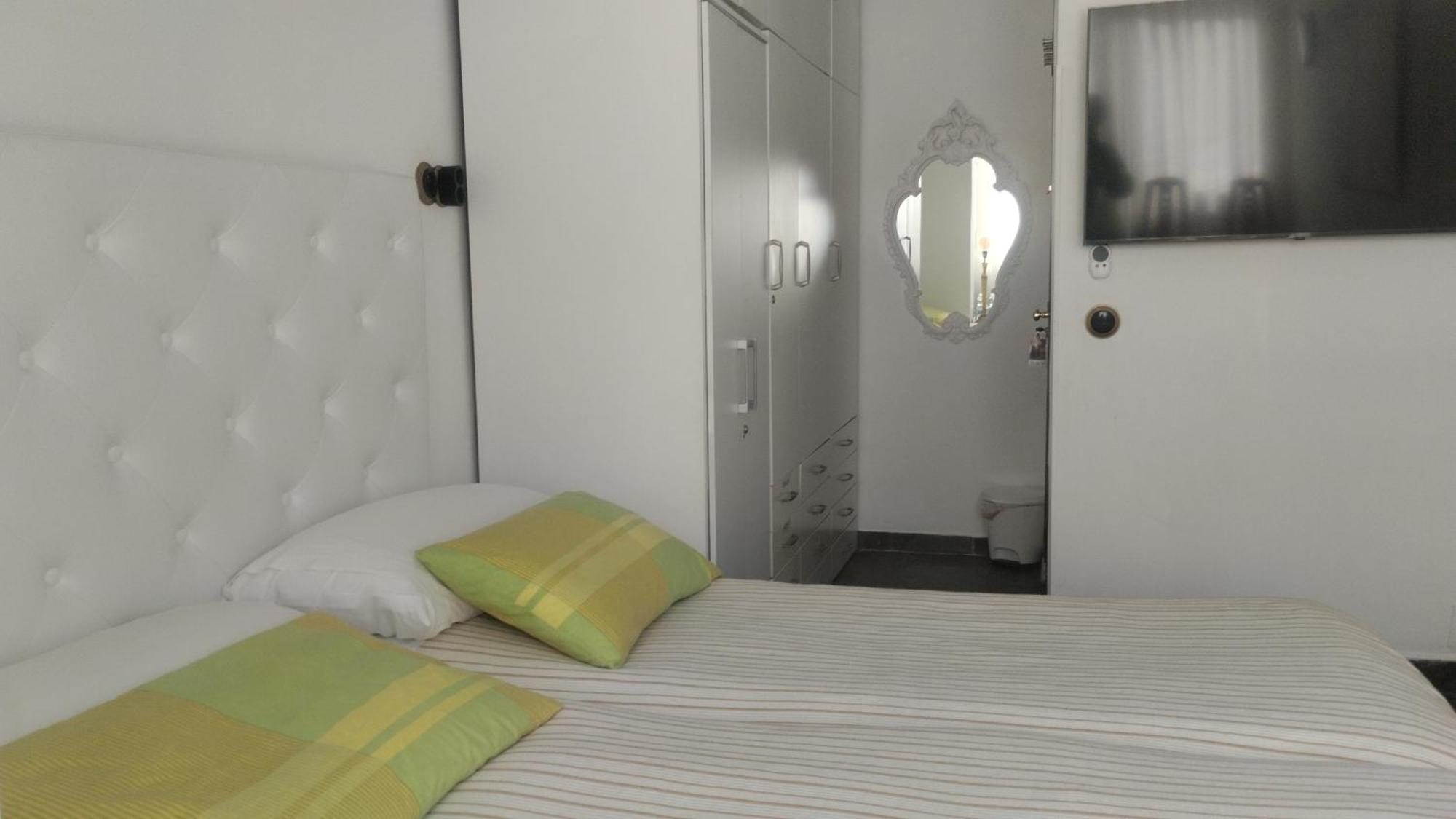 Habitaciones Individuales En Apartamento マドリード エクステリア 写真